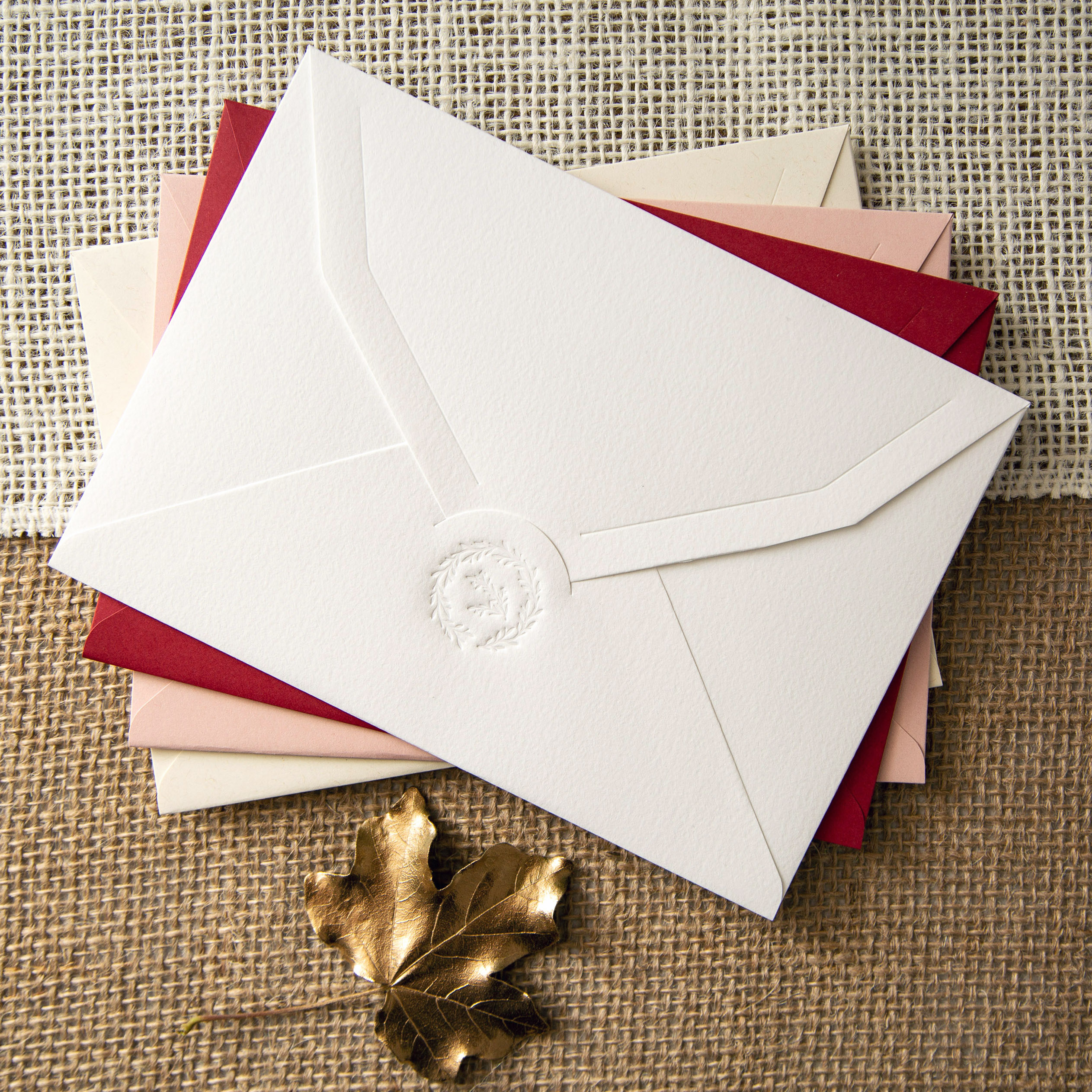 Embossed Laurel Envelope 18 × 13 cm (pack of 25)