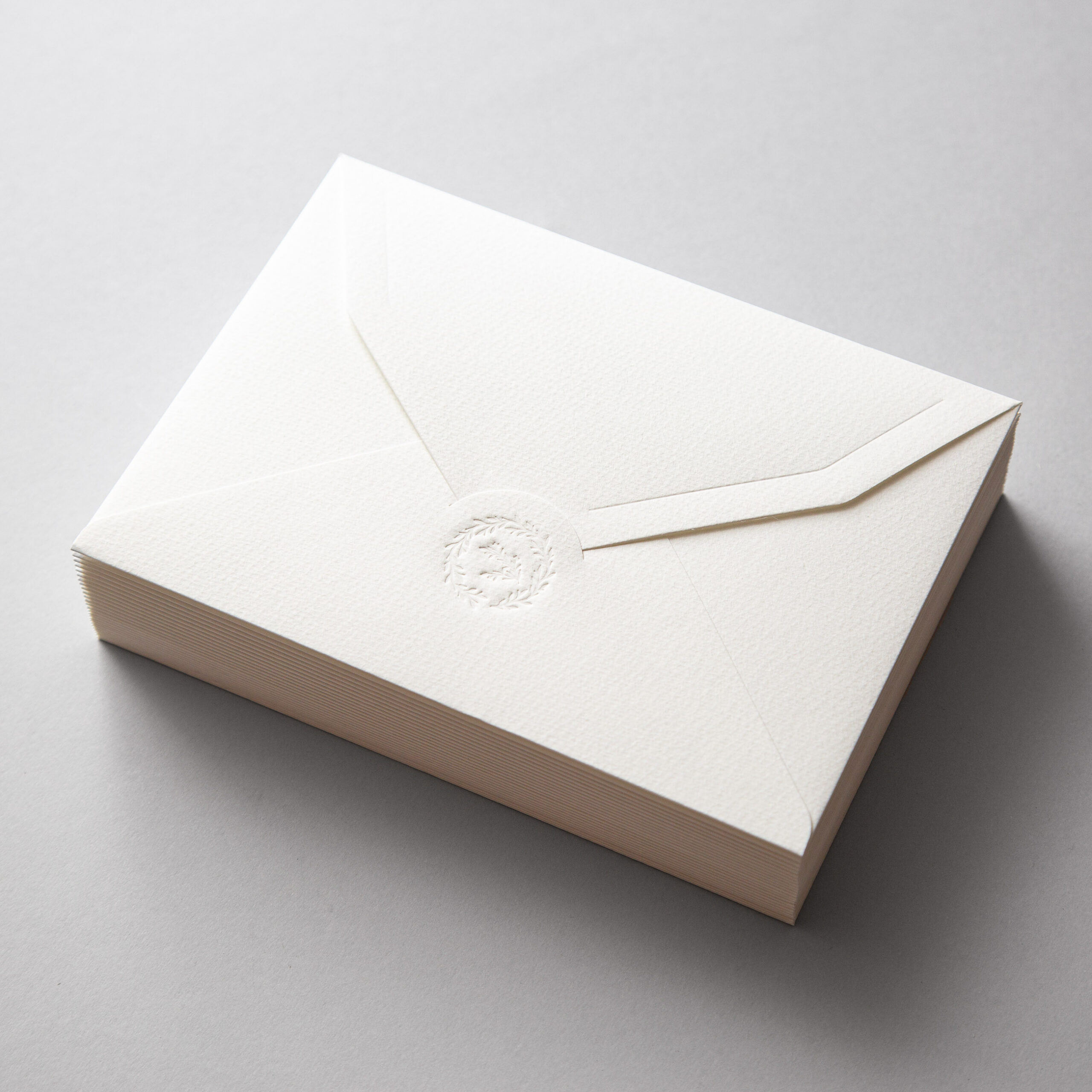Embossed Laurel Envelope 18 × 13 cm (pack of 25) - Image 2