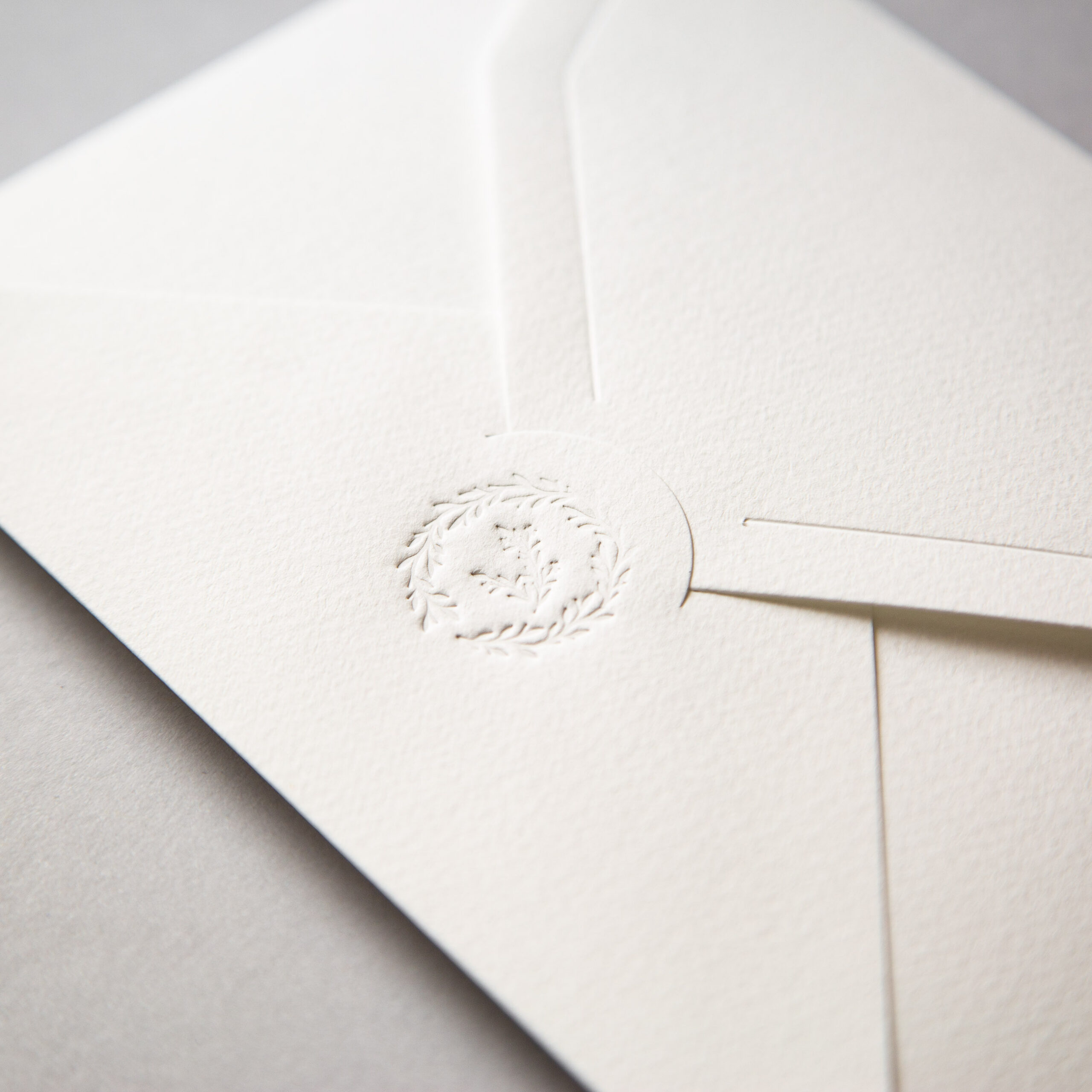 Embossed Laurel Envelope 18 × 13 cm (pack of 25) - Image 4